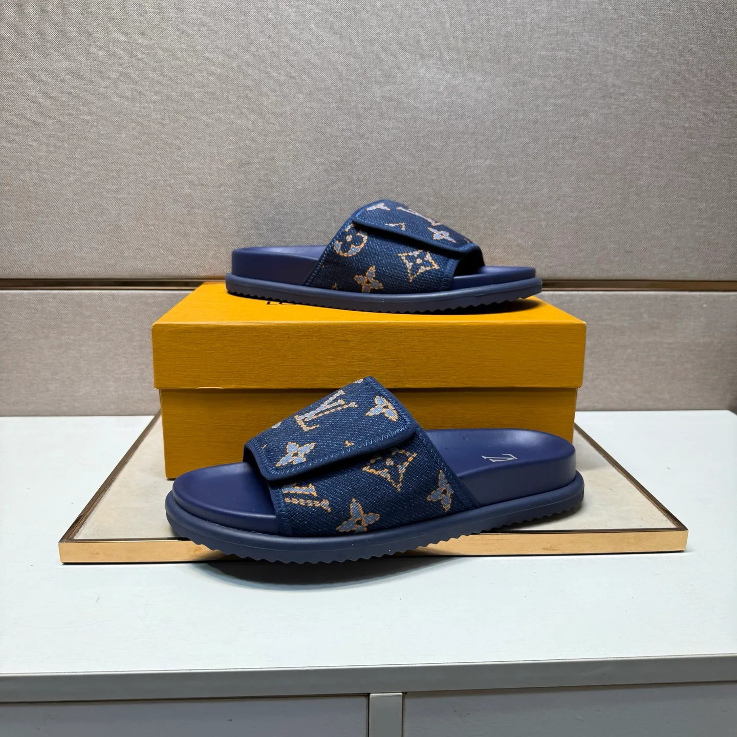 ⬛️Men's shoes 💰p320 [LV～] Men's casual slippers 2025z cabinet sales simultaneously 🔶Size: 38-44 #️⃣ 🔷2 colors🔜The upper is made of multi-material splicing➕Genuine leather lining, comfortable and breathable, sole: original comfortable and wear-resistant outsole, ⚠️Real shot📱Photographed🎬The real thing is better📢📢📢